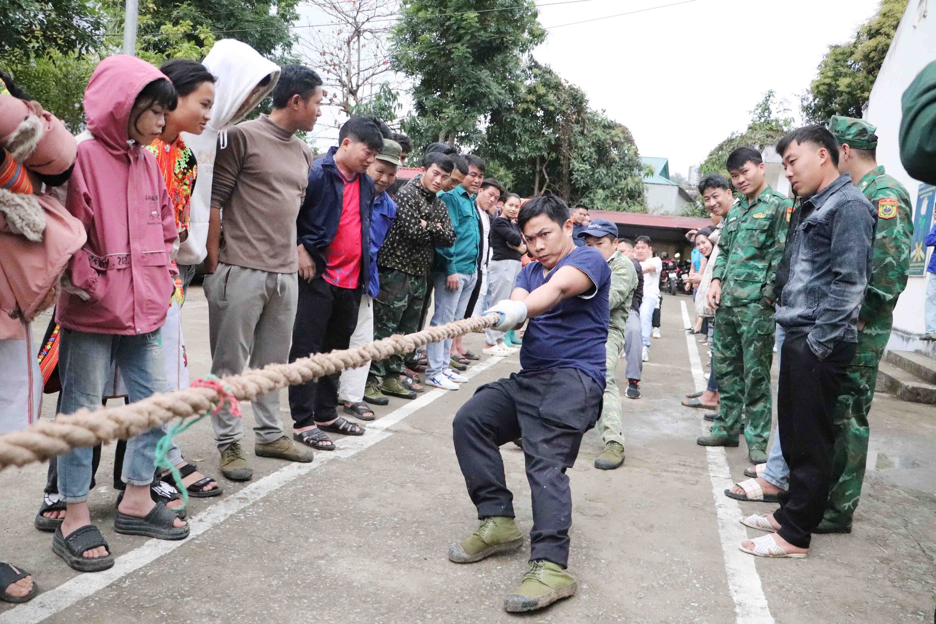Nhân dân xã Ma Li Pho tham gia trò chơi kéo co
