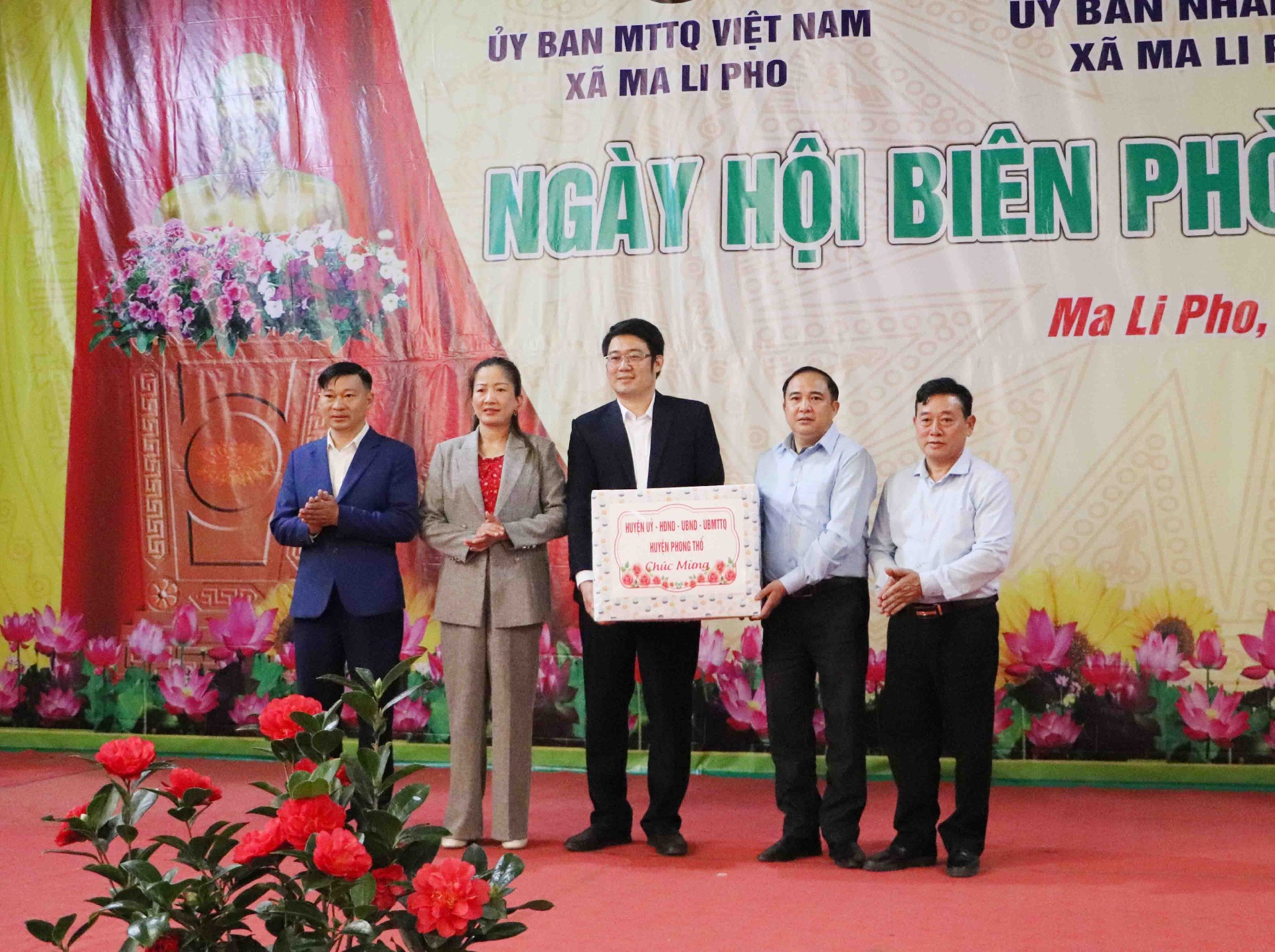 Đồng chí Mai Thị Hồng Sim – Phó Chủ tịch UBND huyện Phong Thổ trao quà cho cán bộ, nhân dân xã Ma Li Pho.