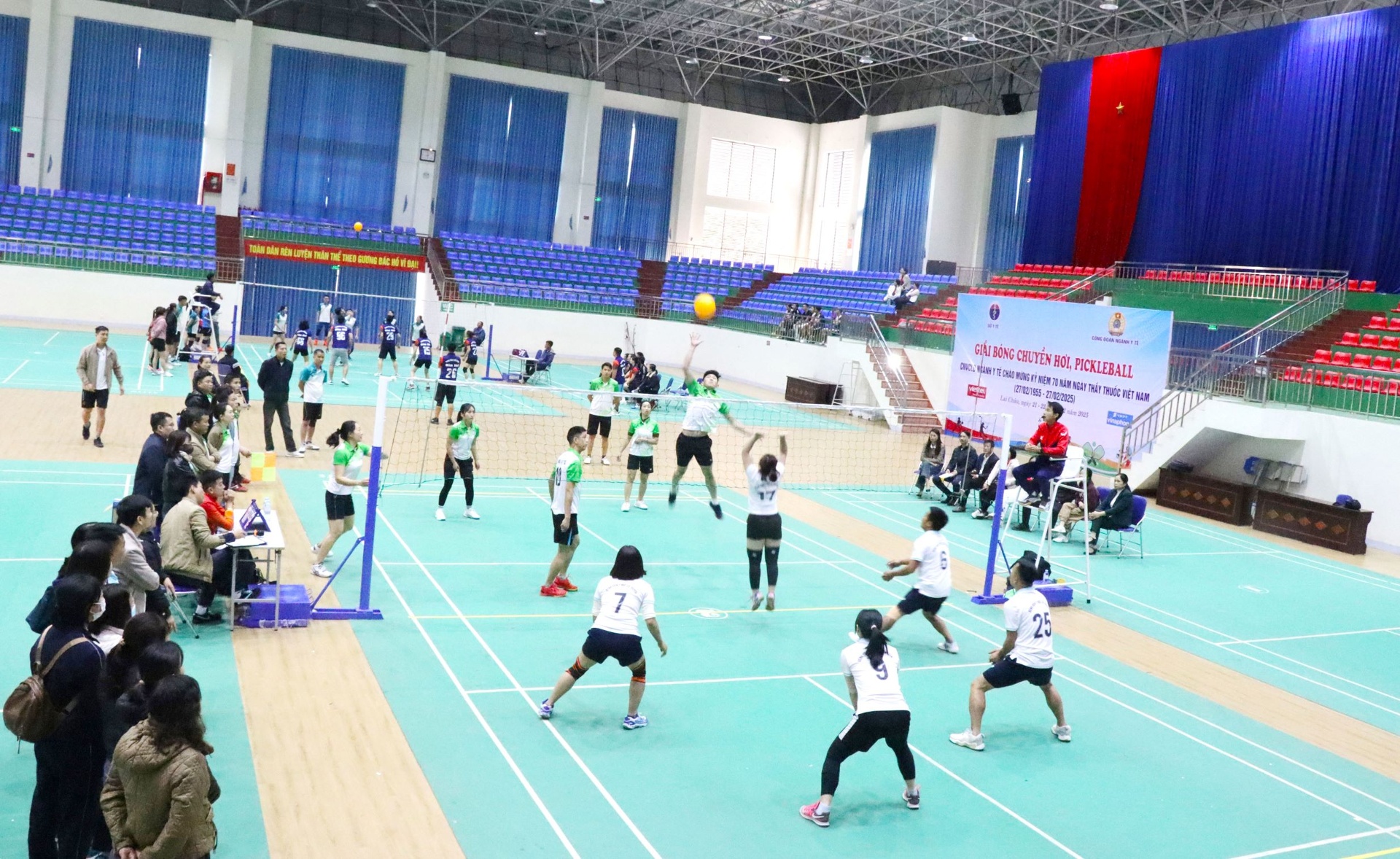 Trận đấu khai mạc môn bóng chuyền hơi giữa 2 đội: Trung tâm Y tế huyện Than Uyên và Bệnh viện Y học cổ truyền.