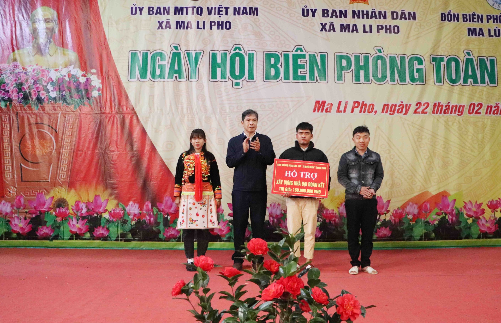Đồng chí Hoàng Kiều Anh – Phó Chủ tịch Ủy ban MTTQ Việt Nam tỉnh Lai Châu trao nhà đại đoàn kết cho các hộ nghèo.