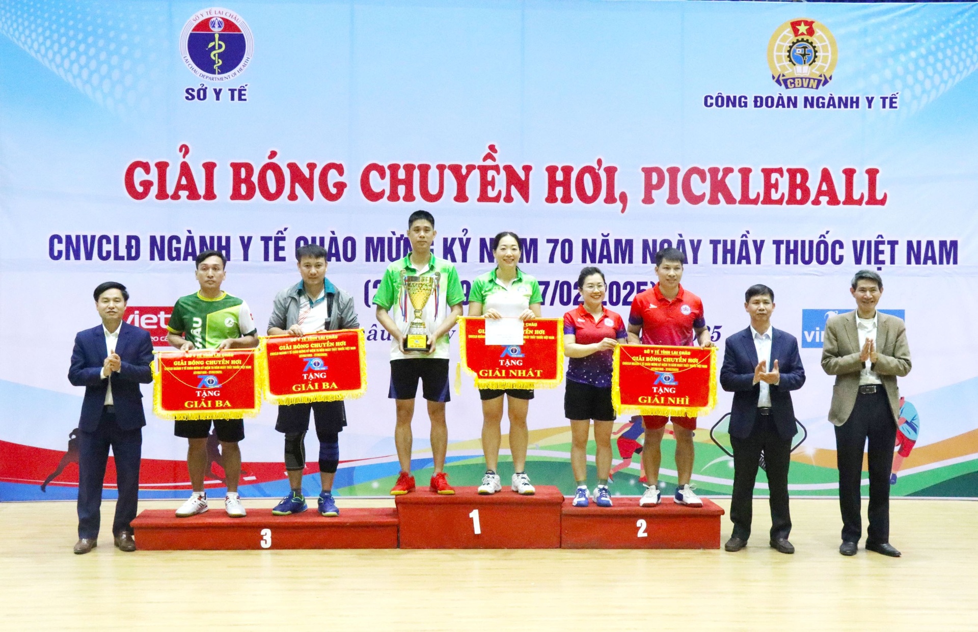 Đại diện lãnh đạo Sở Y tế, Liên đoàn Lao động tỉnh trao giải nhất, nhì, ba cho các đội tham gia môn bóng chuyền hơi.