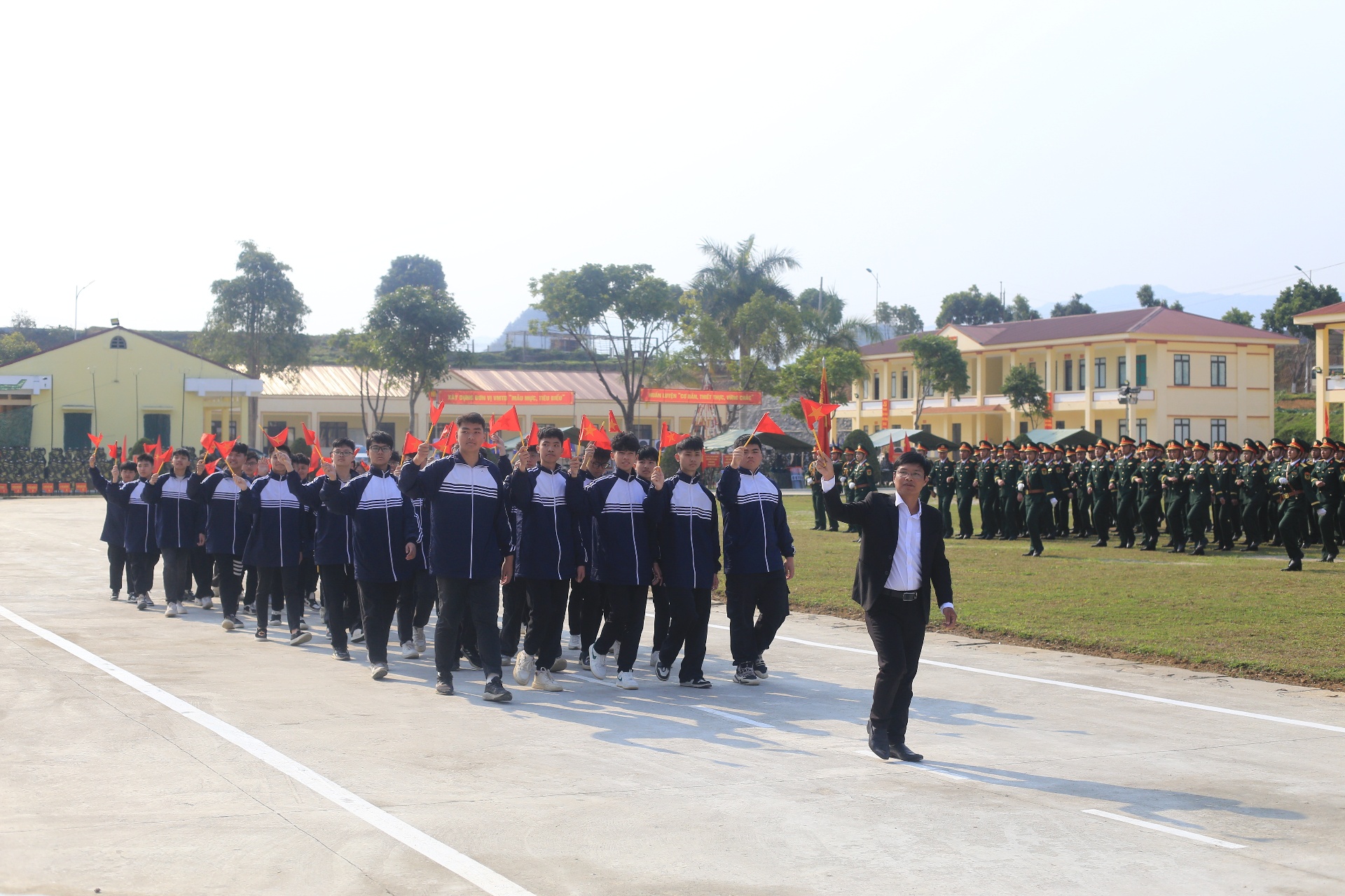 Màn diễu hành của khối học sinh trên địa bàn thành phố Lai Châu