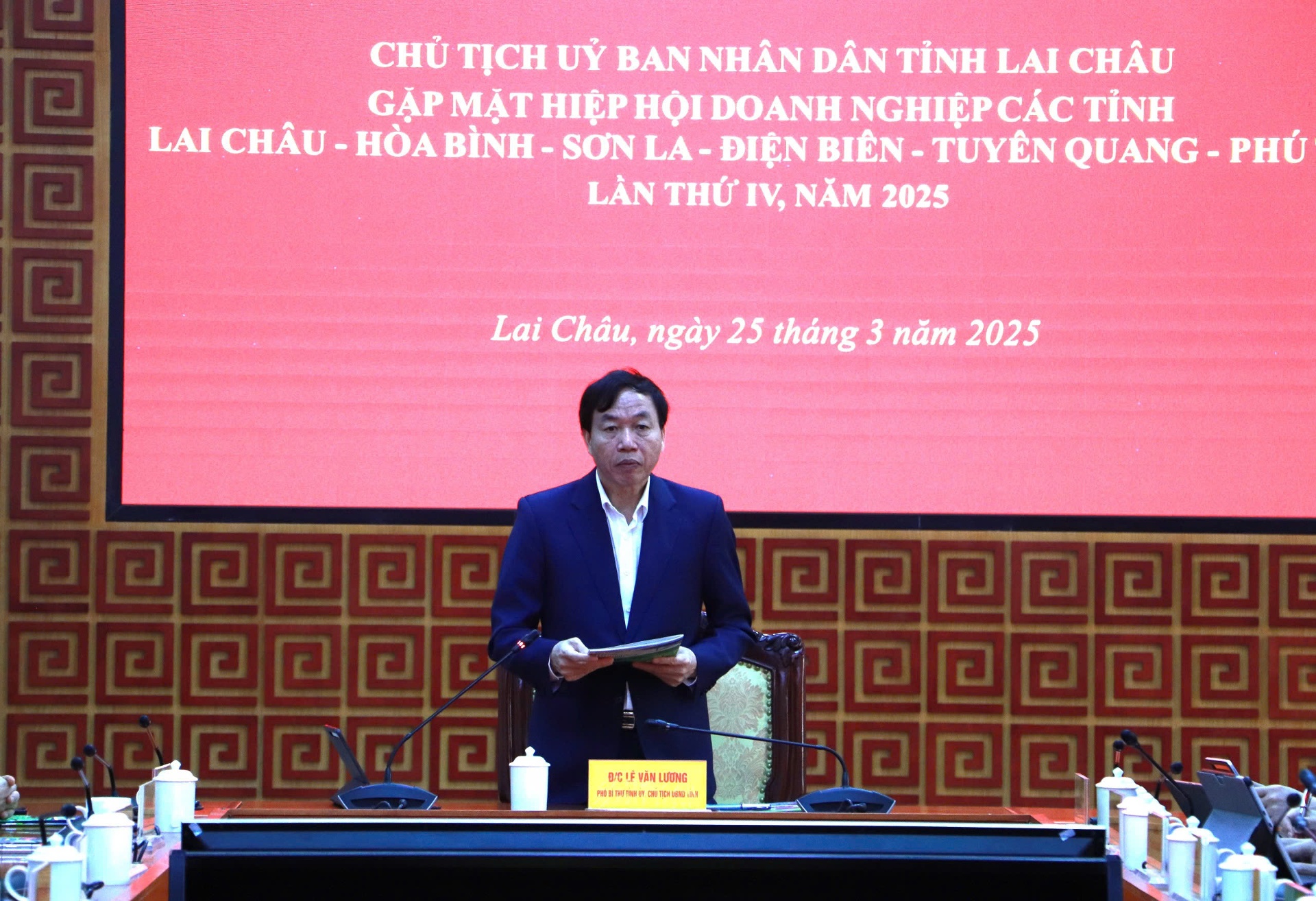 Đồng chí Lê Văn Lương - Phó Bí thư Tỉnh ủy, Chủ tịch UBND tỉnh phát biểu tại buổi Gặp mặt. 