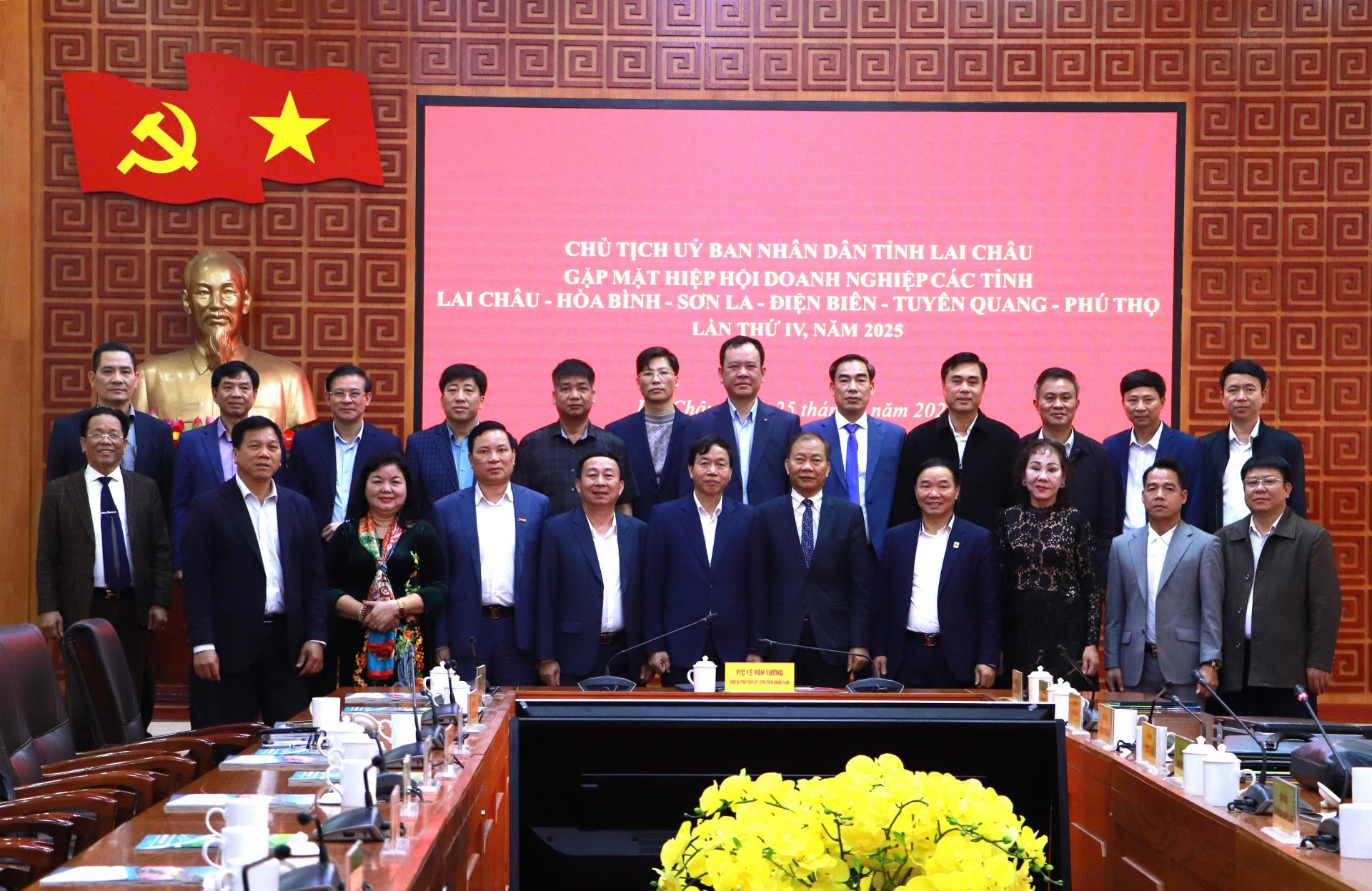 Các đại biểu chụp ảnh lưu niệm tại buổi Gặp mặt.