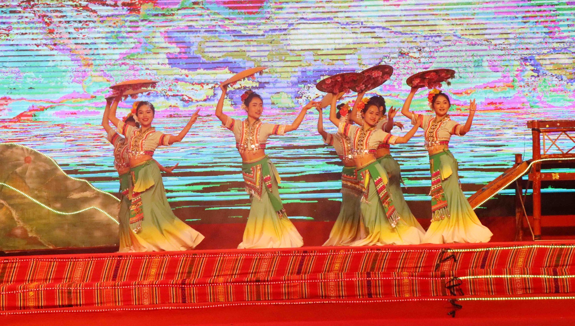Tiết mục văn nghệ do đoàn nghệ thuật dân tộc huyện Kim Bình, tỉnh Vân Nam, Trung Quốc.