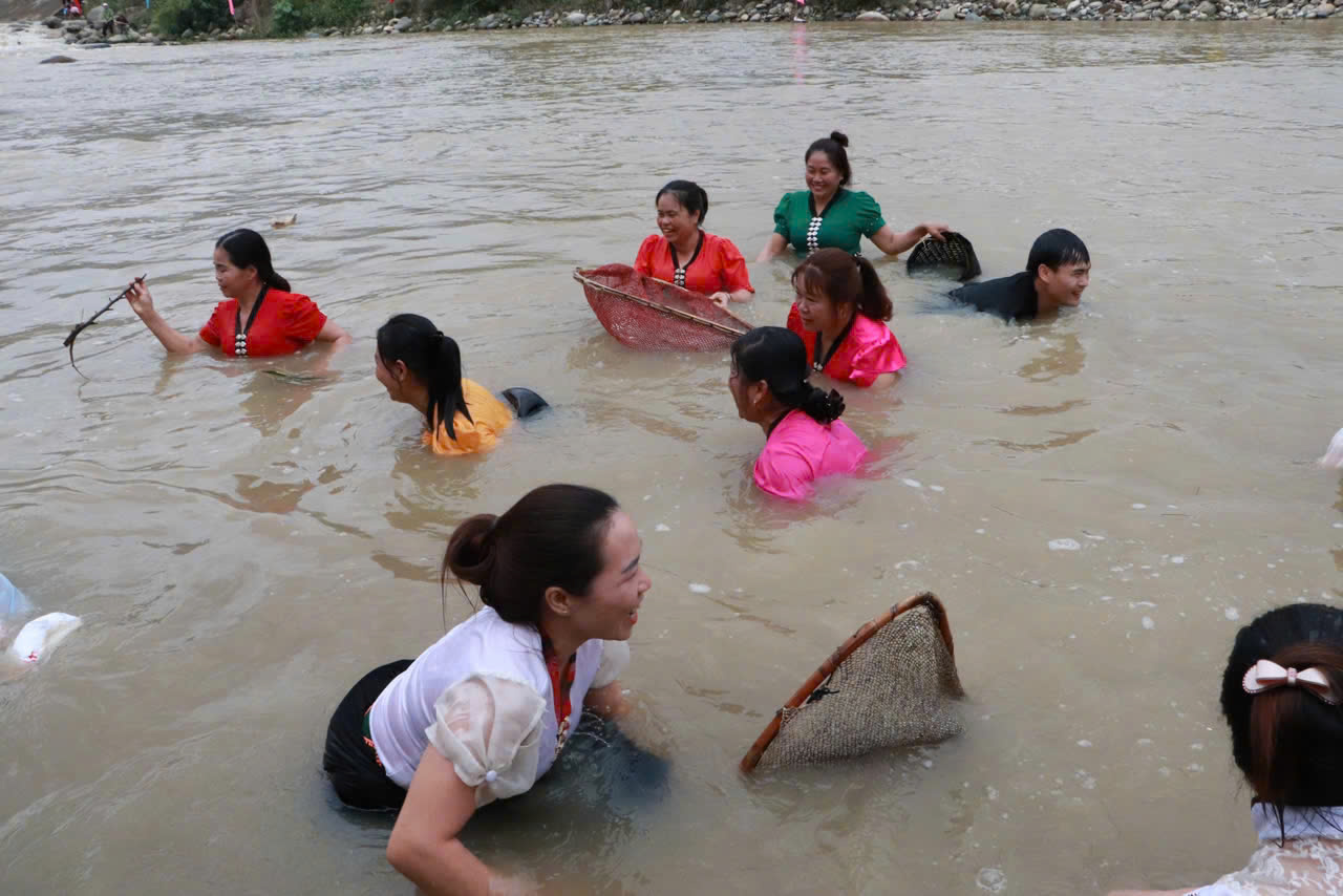 Các đội thi bắt cá.
