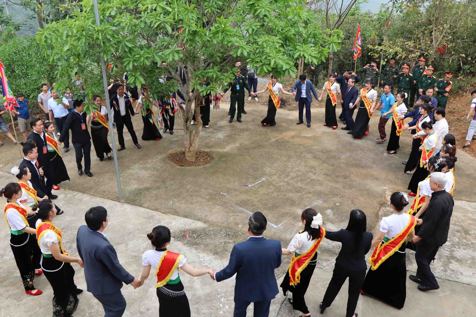 Đại biểu vui vòng xòe đoàn kết