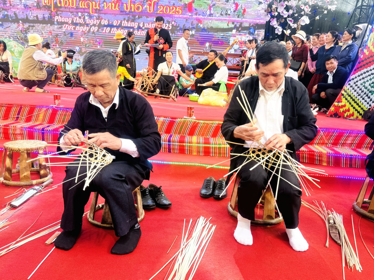Các đội thi đan háp pa giảng.