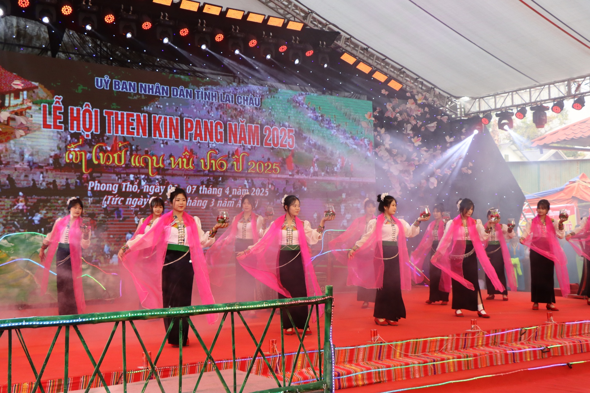 Văn nghệ tại Lễ khai mạc.