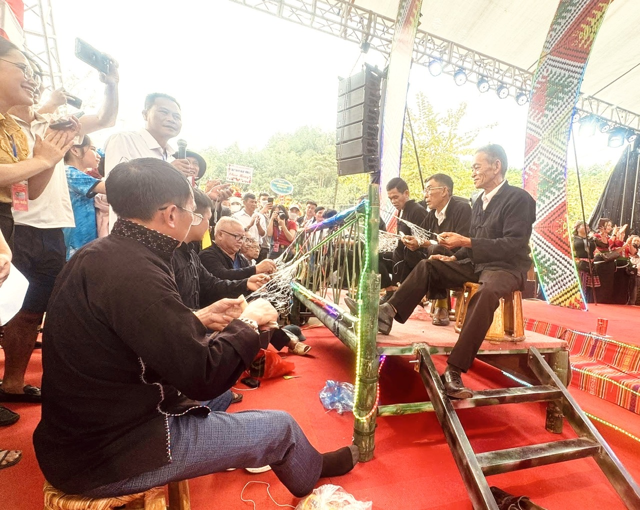 Các đội thi đan lưới bắt cá.