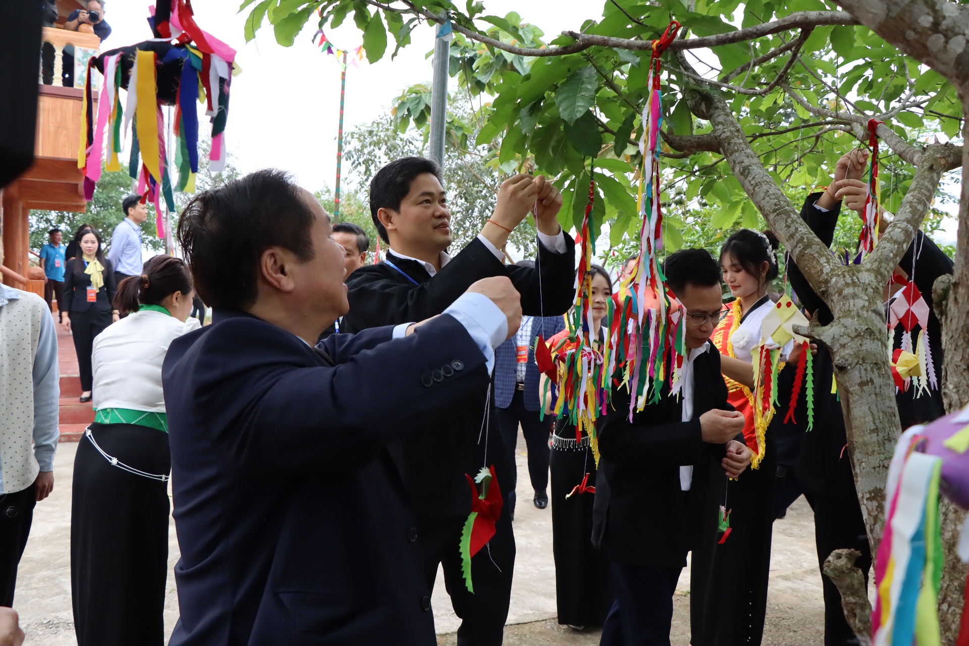 Dự Lễ hội, các đại biểu và bà con nhân dân được buộc chỉ tay cầu may.  