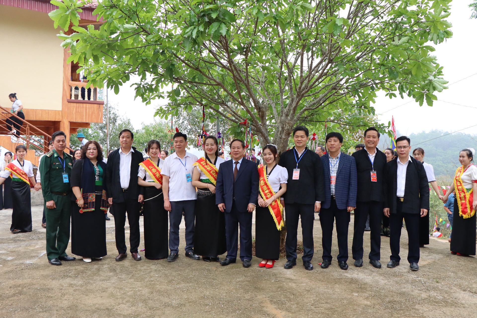 Các đại biểu chụp ảnh lưu niệm bên gốc cây may mắn
