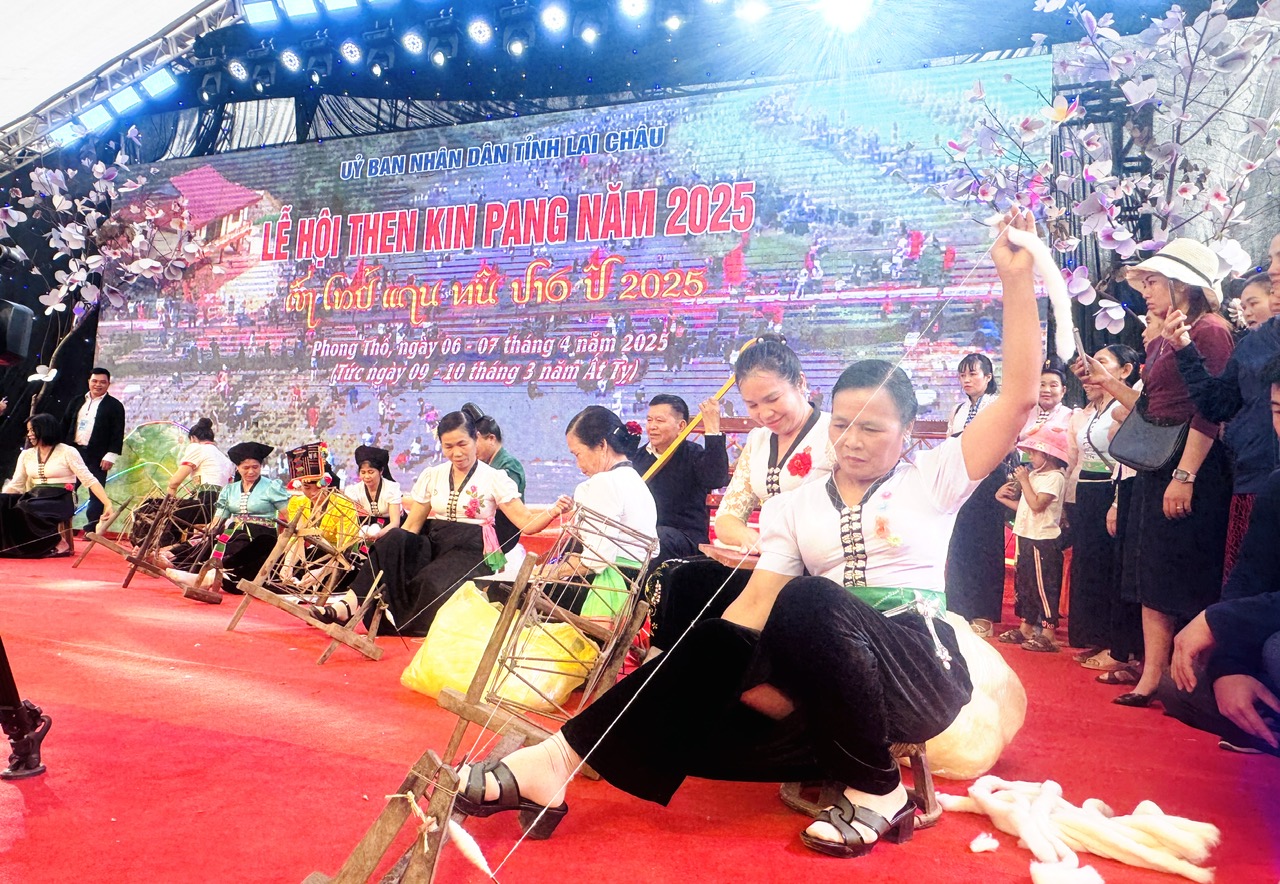 Các đội thi kéo sợi.