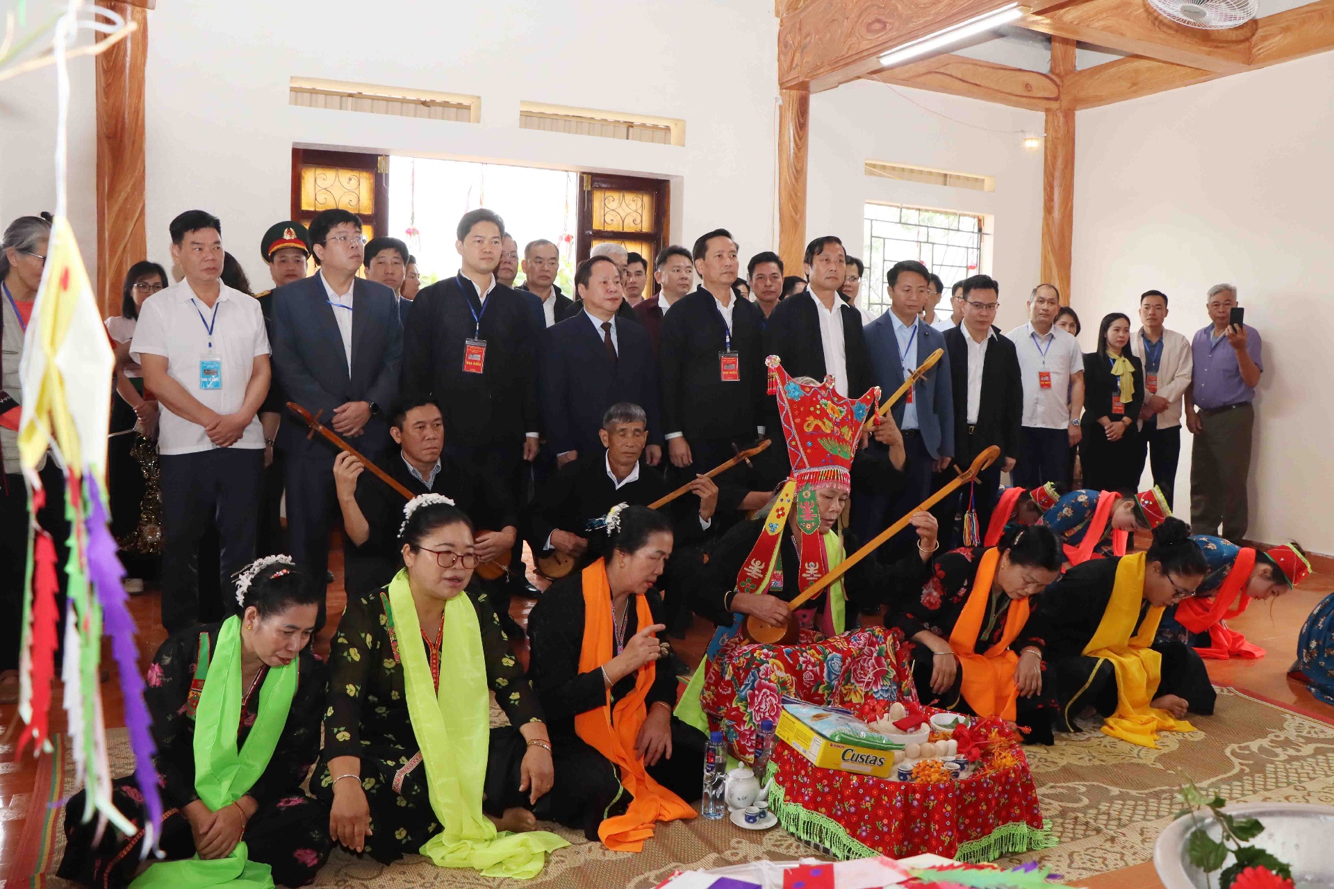 Các đại biểu dự nghi thức dâng hương tại nhà Then.