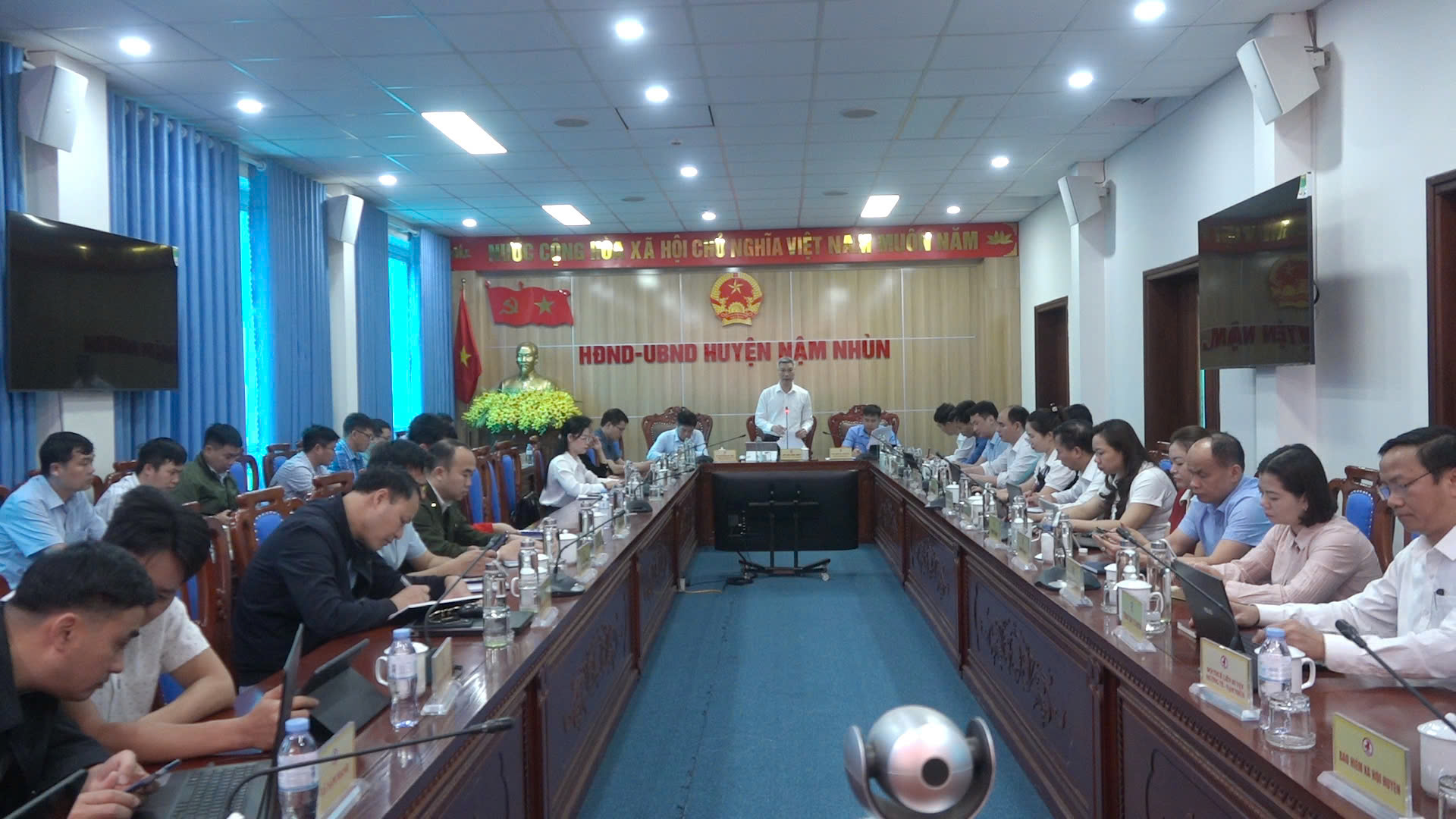 Quang cảnh phiên họp.