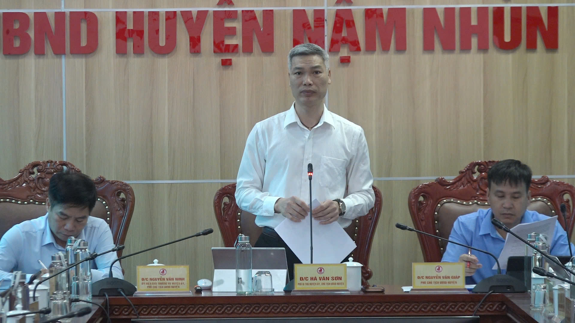 Đồng chí Chủ tịch UBND huyện Hà Văn Sơn phát biểu kết luận phiên họp.