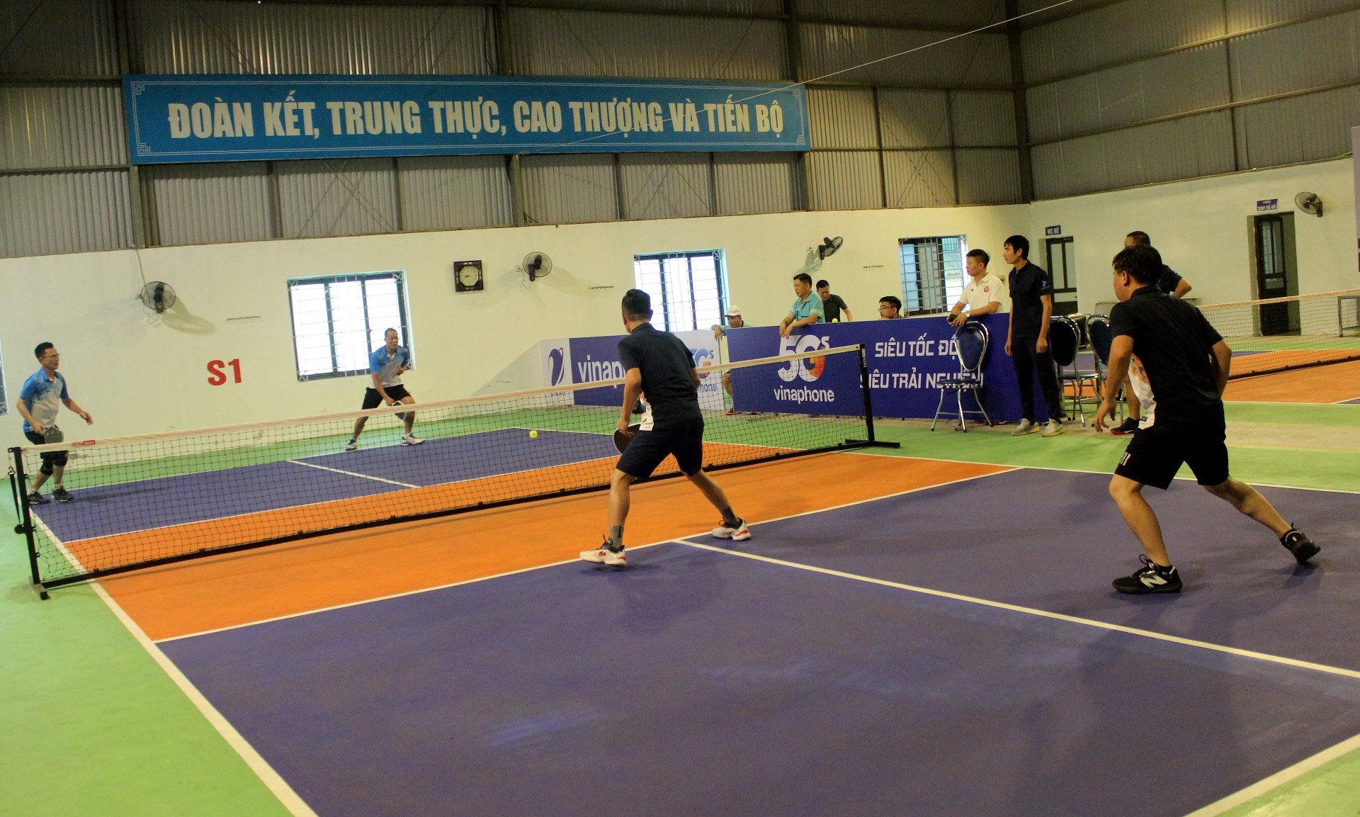 Trận thi đấu môn Pickleball đầy kịch tính giữa Công ty cổ phần Nước sạch Lai Châu và Văn phòng UBND tỉnh.