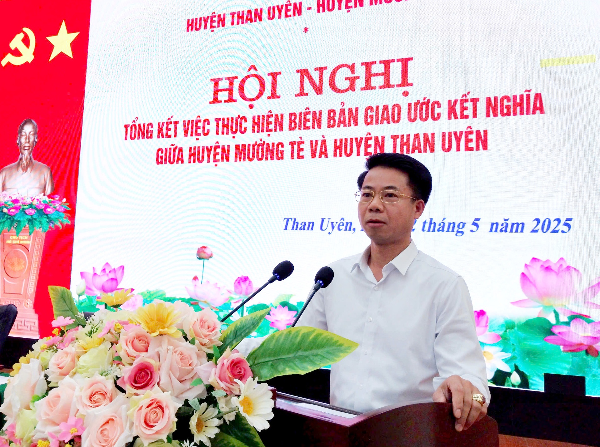 Đồng chí Hoàng Quốc Khánh - Bí thư Huyện ủy Than Uyên phát biểu kết luận Hội nghị. 