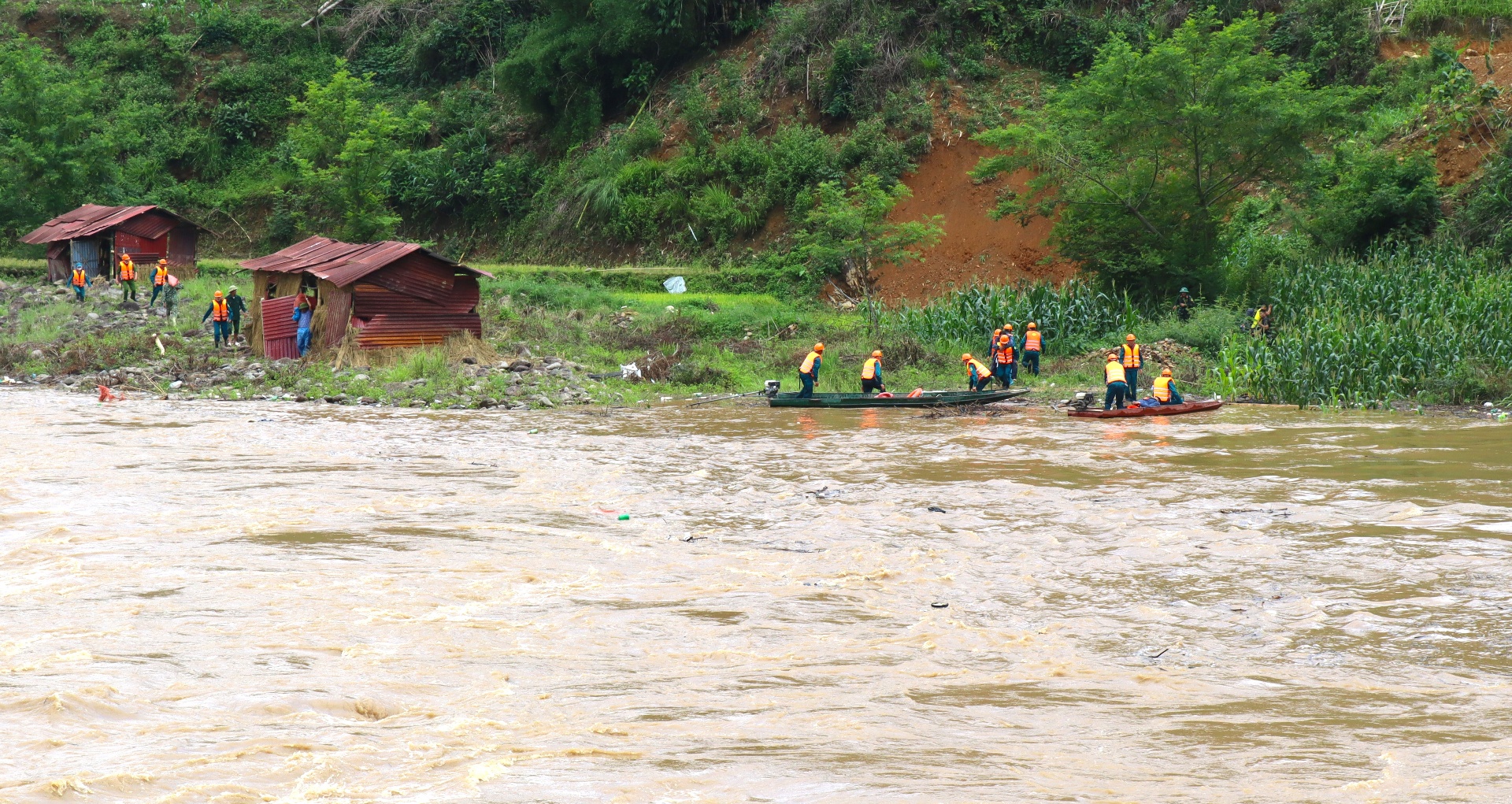 thực hành cứu người, tài sản của nhân dân bị lũ cuốn trôi trên suối