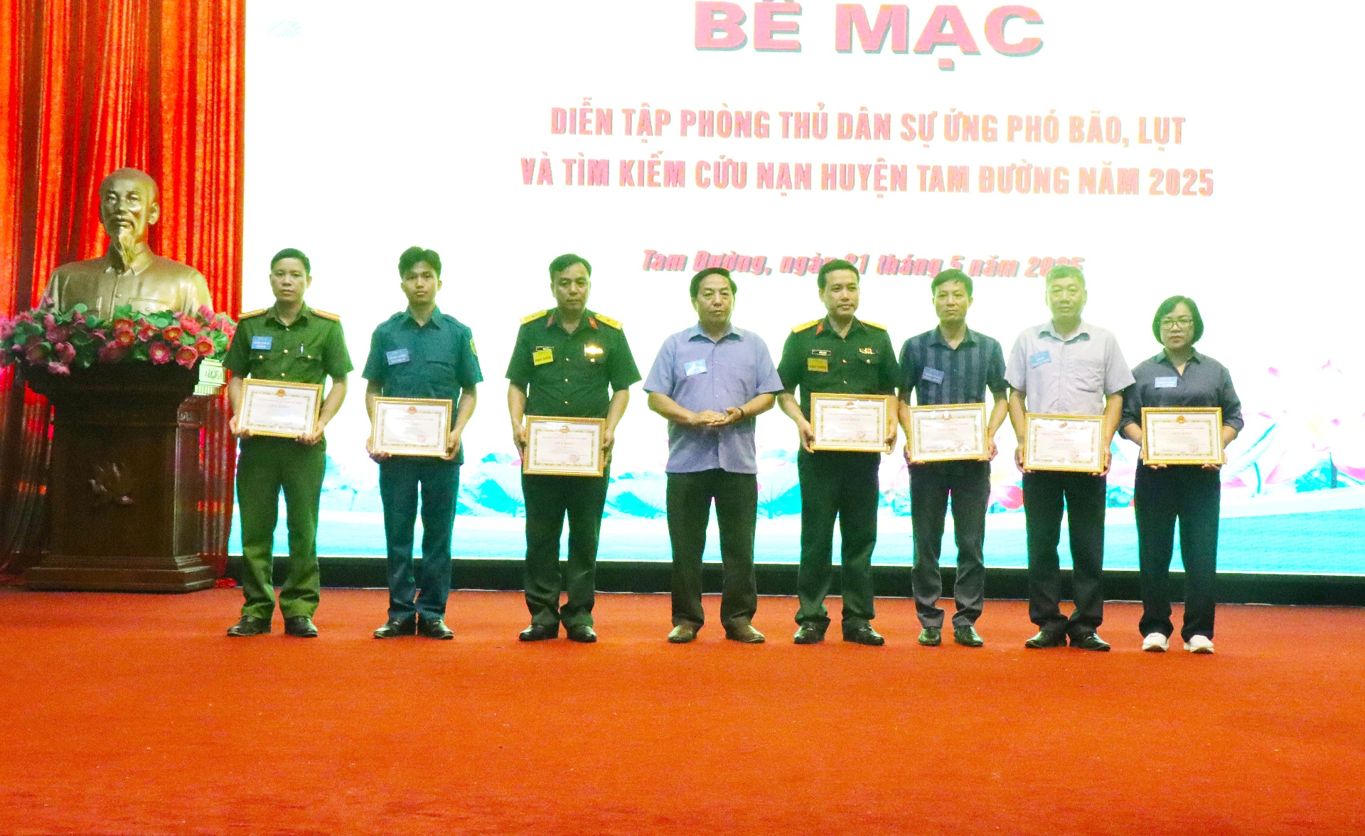 Lãnh đạo UBND huyện trao giấy khen cho các cá nhân có thành tích xuất sắc trong diễn tập.