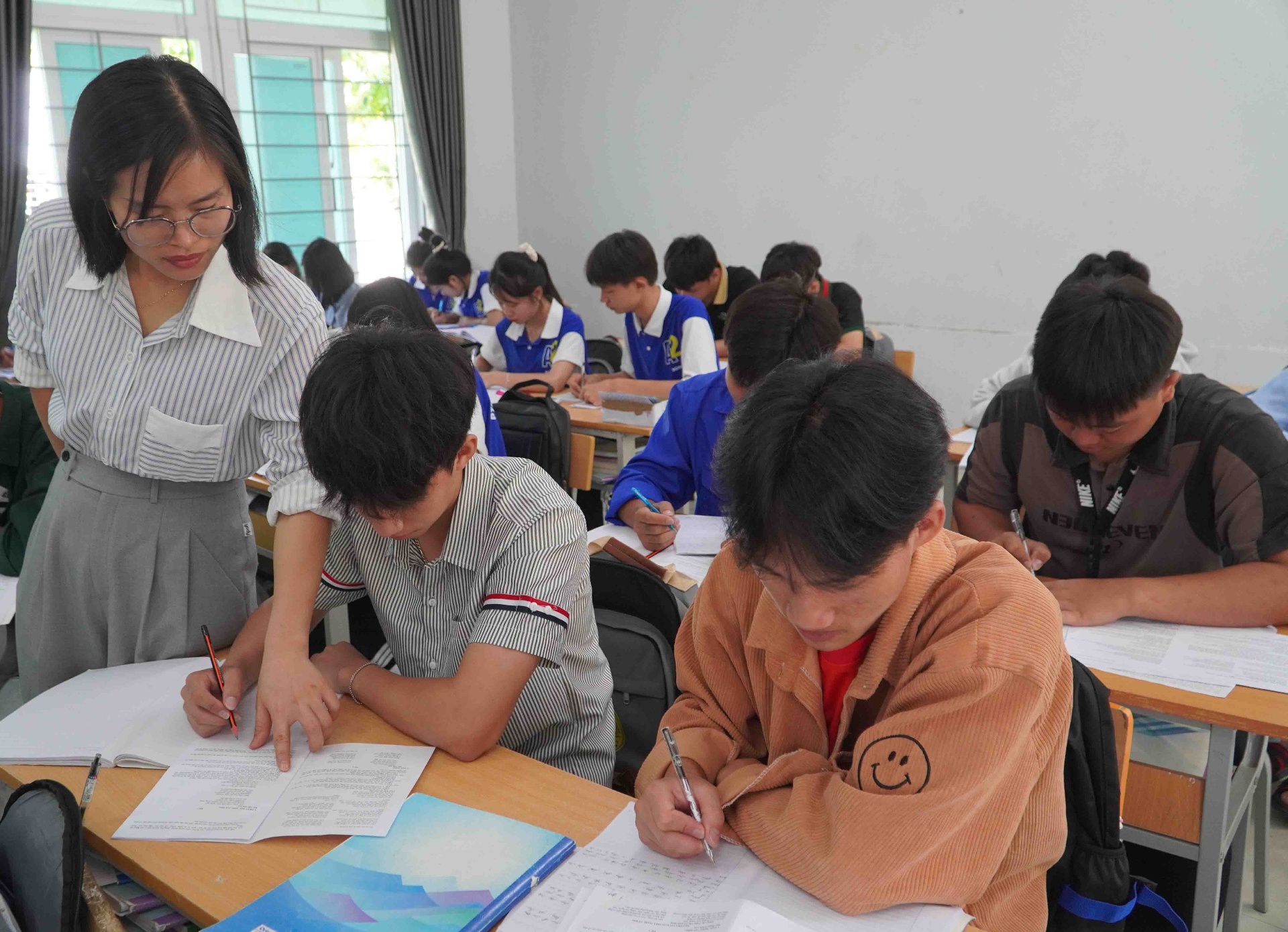 Giáo viên Trường Phổ thông Dân tộc Nội trú THPT huyện Nậm Nhùn hướng dẫn học sinh lớp 12 ôn thi tốt nghiệp.