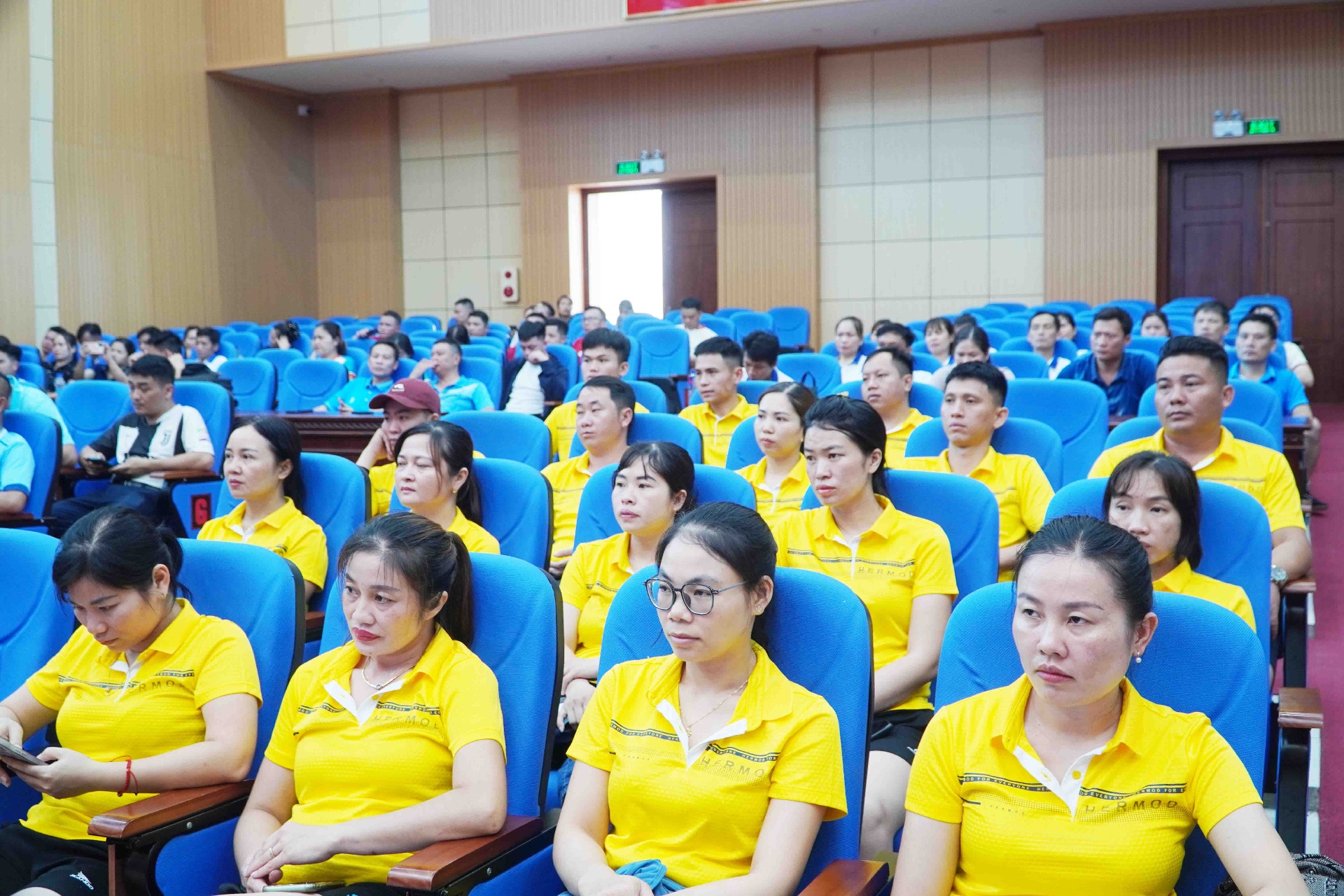 Đông đảo các vận động viên tham gia Lễ khai mạc các hoạt động TDTT ngành giáo dục huyện Nậm Nhùn năm 2025.