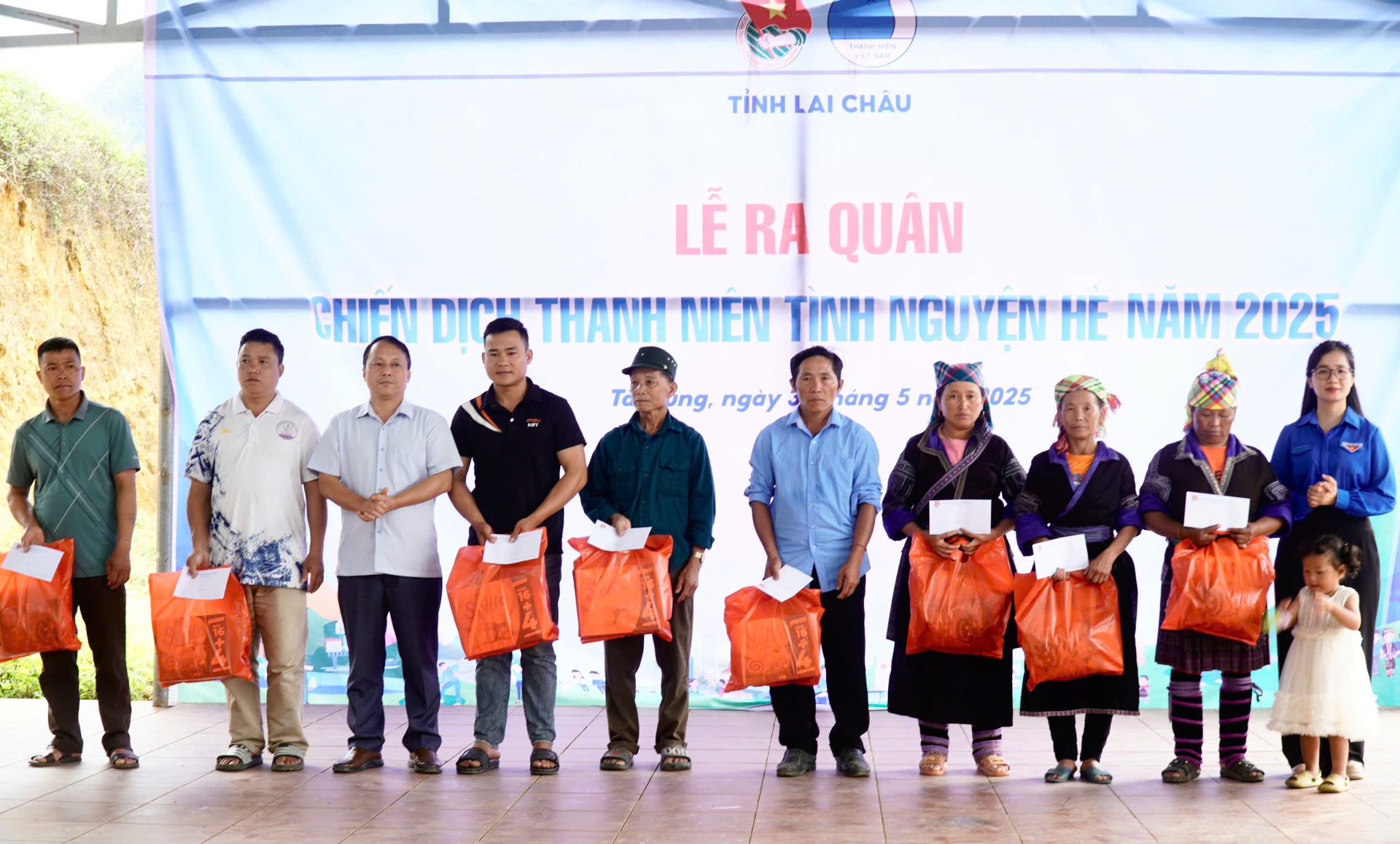 … tặng quà cho gia đình chính sách trên địa bàn xã Tà Mung.