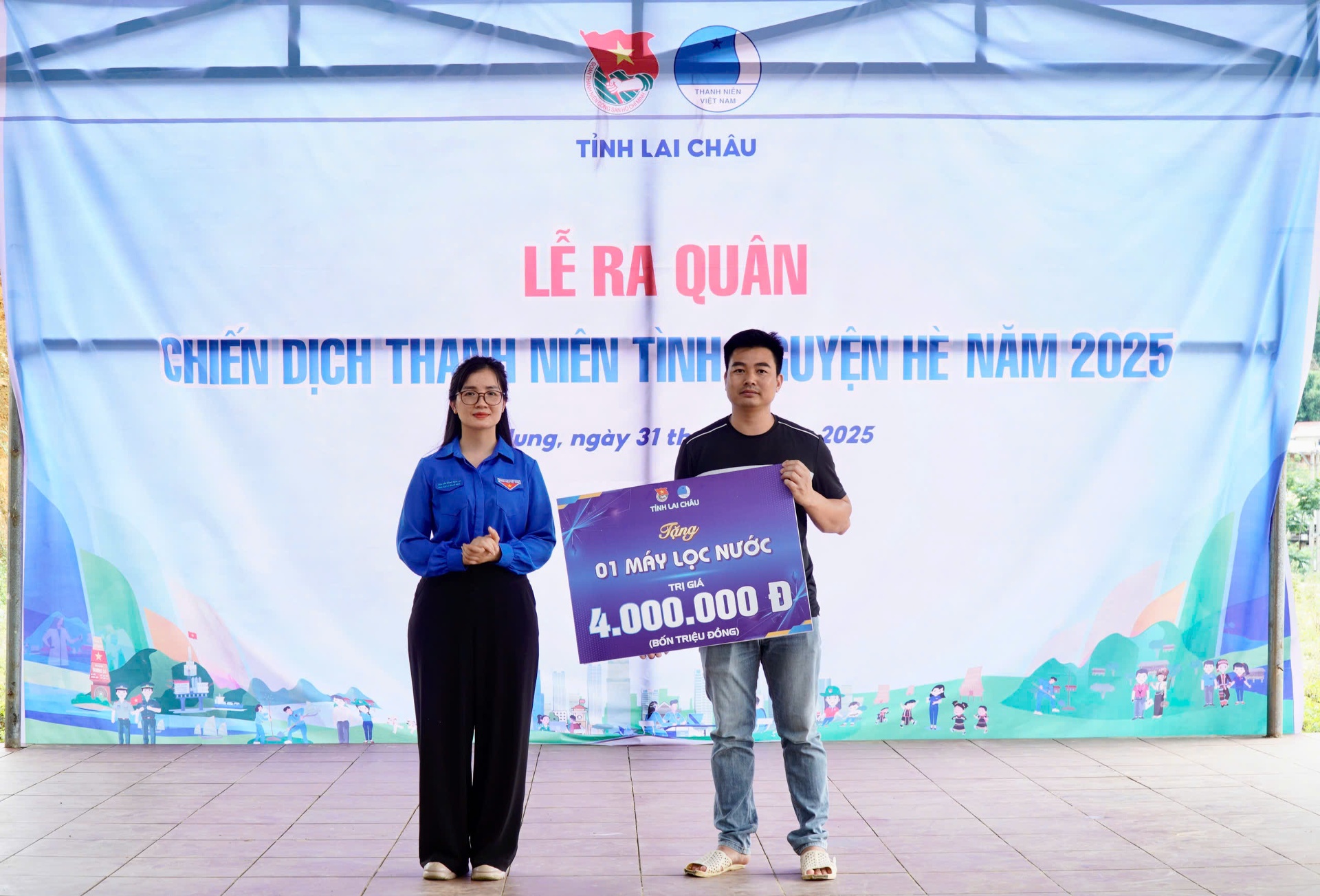 Đồng chí Vừ Thị Mai Dinh - Phó Bí thư Thường trực Tỉnh đoàn, Chủ tịch Hội LHTN Việt Nam tỉnh trao tặng máy lọc nữa cho Trạm Y tế xã Tà Mung.  