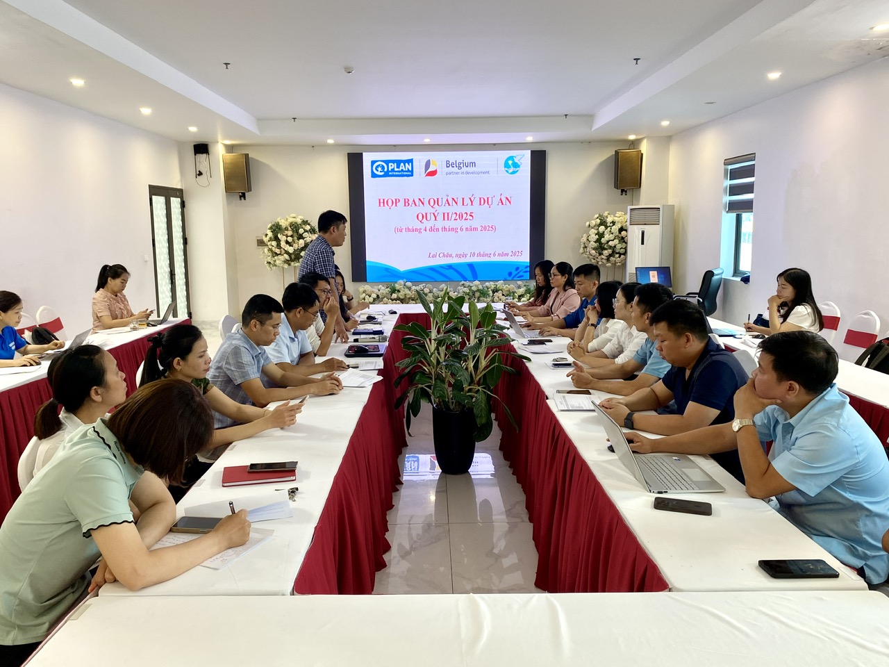 Quang cảnh cuộc họp.