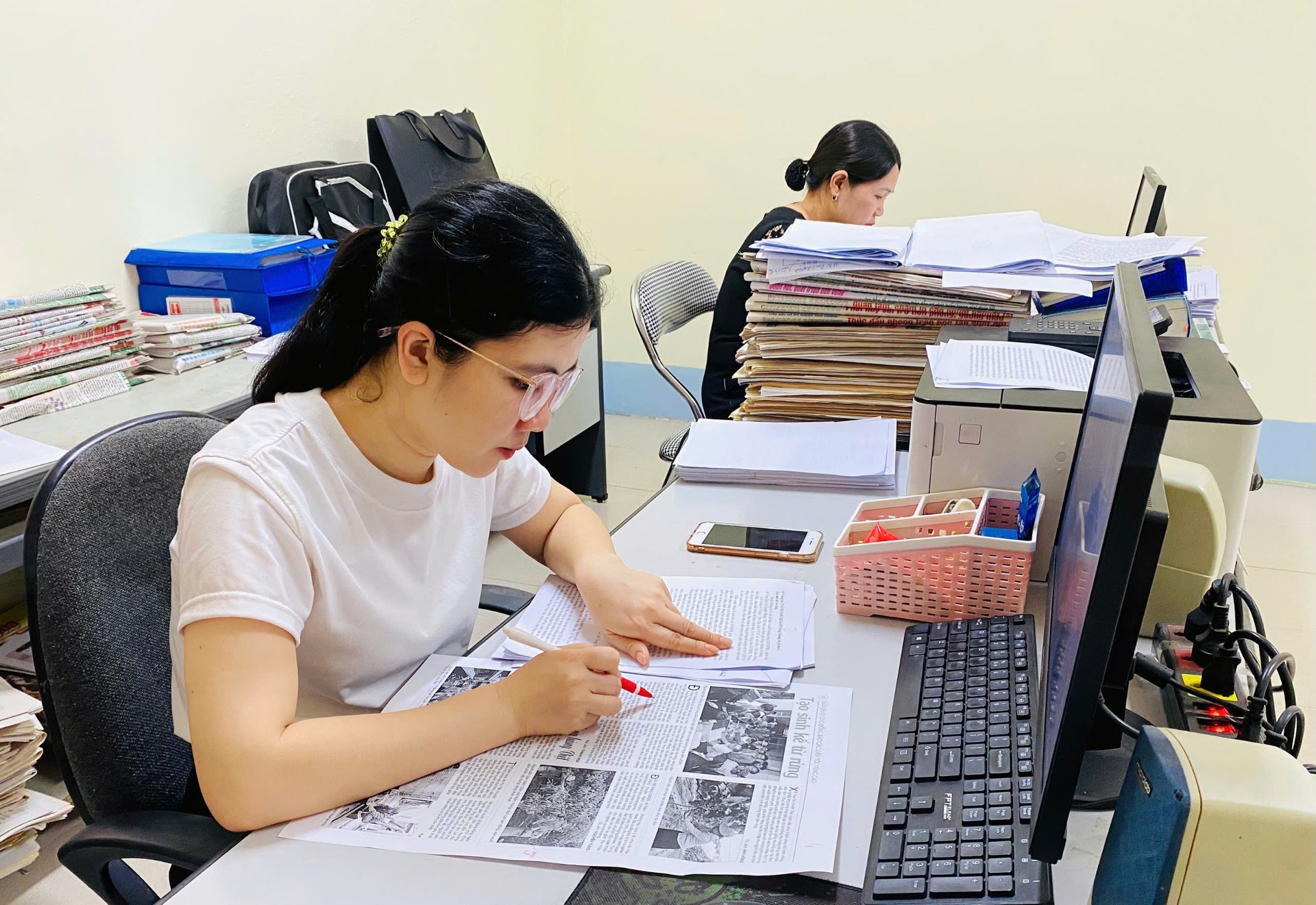 Biên tập viên - Báo Lai Châu tỉ mỉ đọc bông và cẩn thận sửa từng câu chữ trên mo-rát.