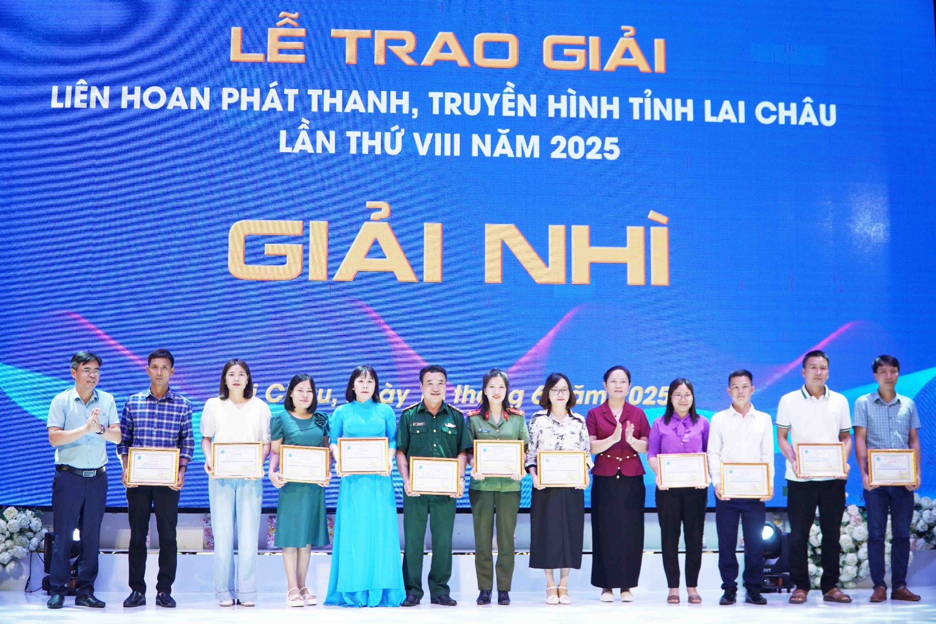 Ban tổ chức trao giải nhì cho các phẩm, tác giả xuất sắc.