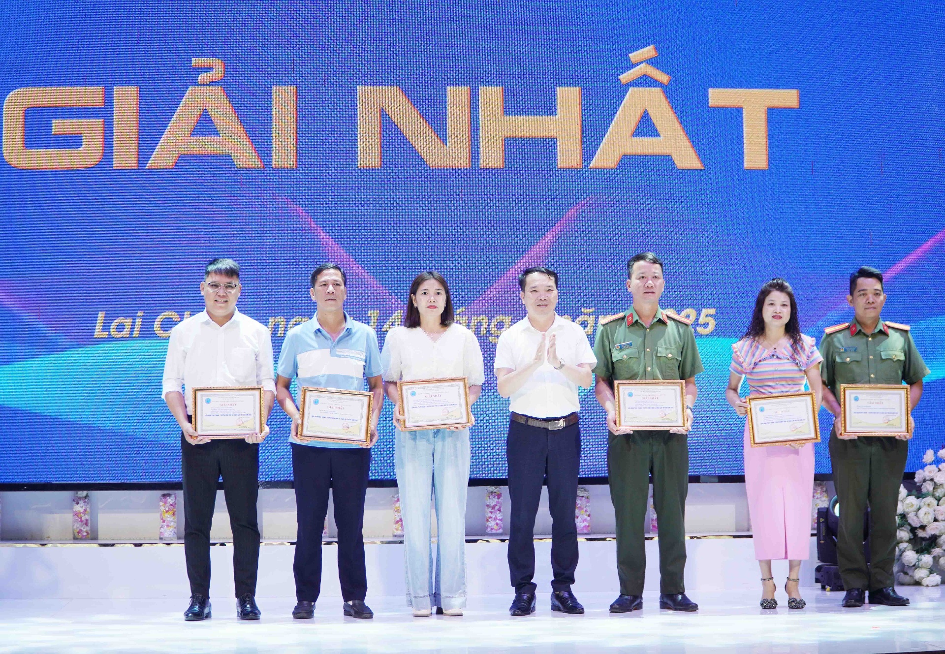 Ban tổ chức trao giải nhất cho các phẩm, tác giả xuất sắc.