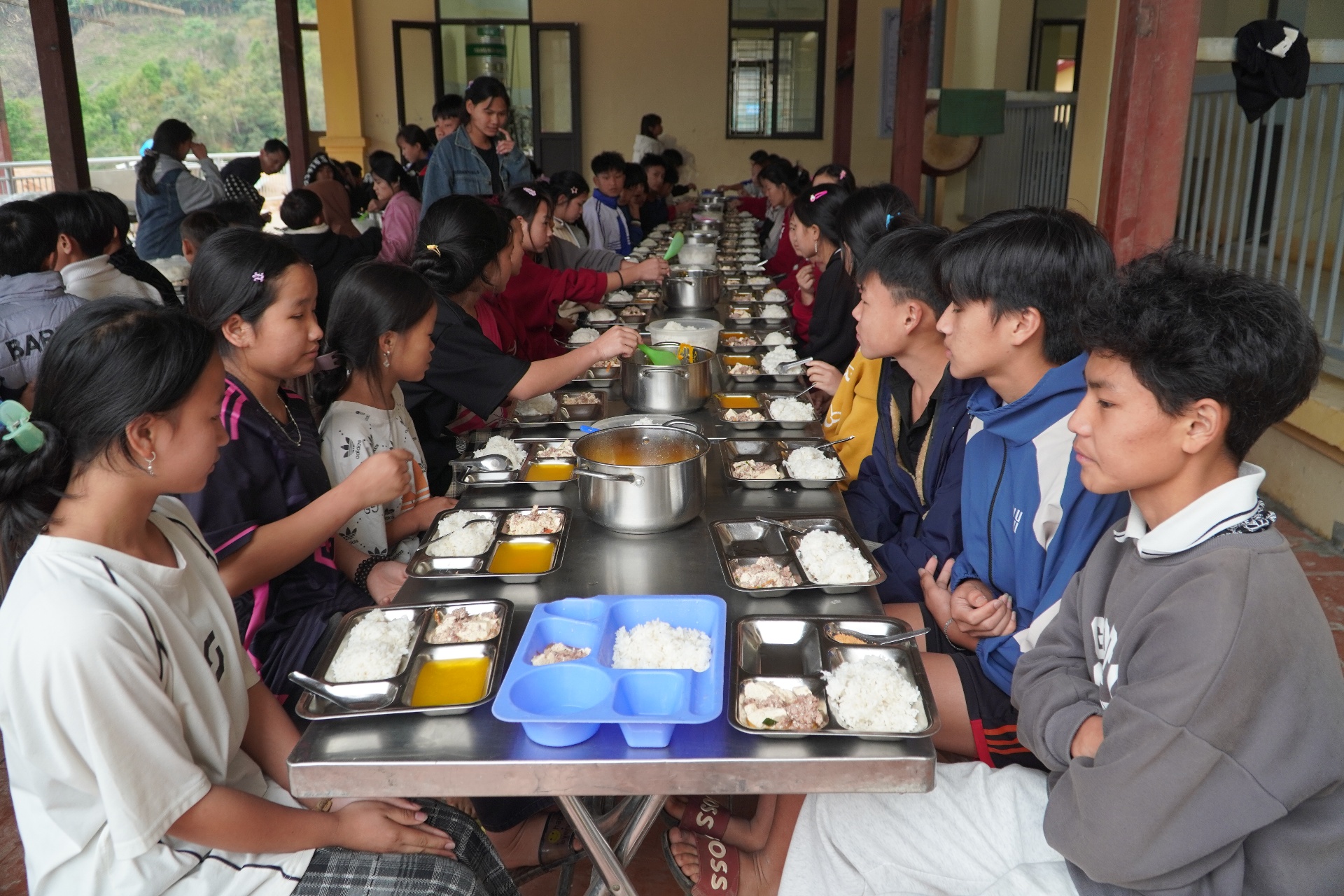 Học sinh dân tộc Mảng được quan tâm, chăm sóc với nhiều chính sách hỗ trợ của Đảng, nhà nước.
