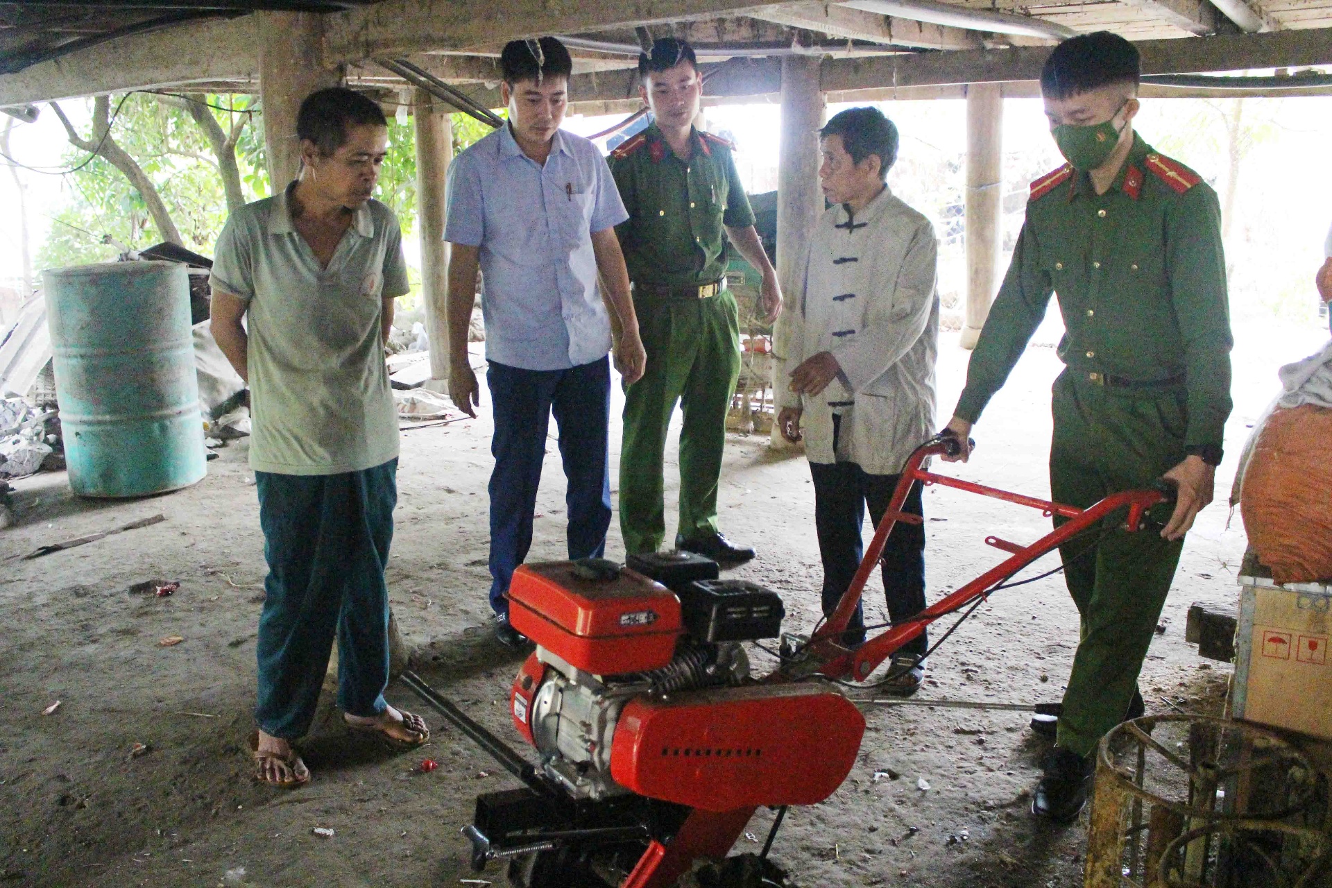 Cán bộ, công an xã và đảng viên chi bộ bản Nậm Ô, xã Nậm Ban hướng dẫn người dân sử dụng máy móc thay thế sức lao động nhằm nâng cao thu nhập.