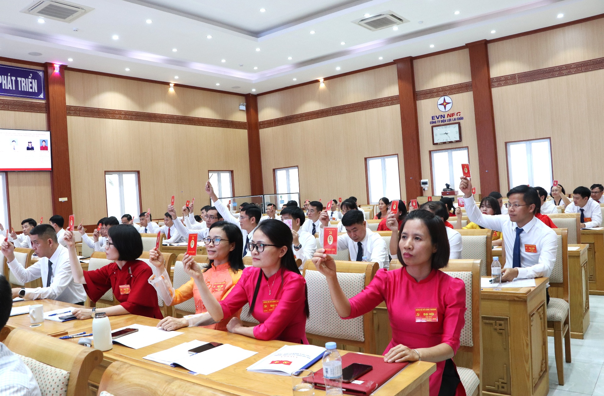 Đại biểu biểu quyết thông qua Nghị quyết Đại hội.