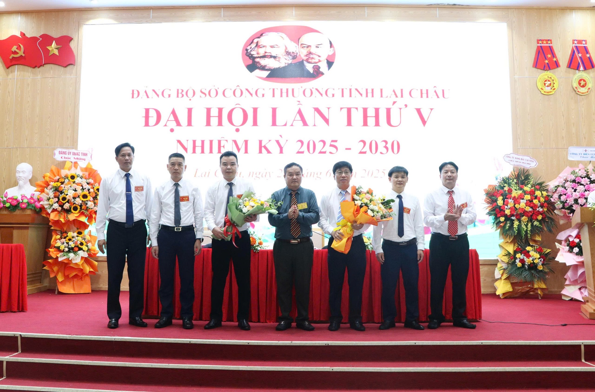 Đồng chí Giàng A Tính - Phó Chủ tịch UBND tỉnh tặng hoa chúc mừng Ban Chấp hành khóa mới.