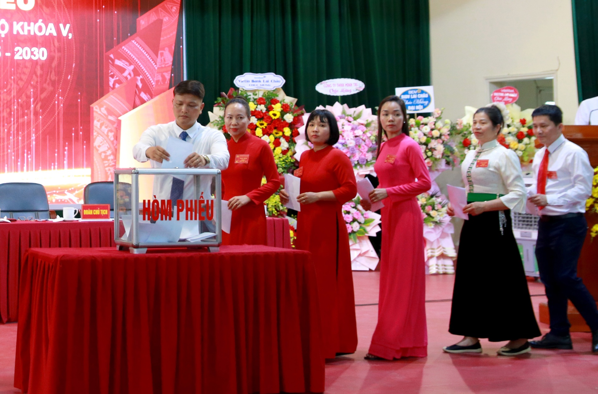 Các đại biểu bỏ phiếu bầu Ban chấp hành khóa mới. 
